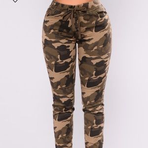 Camp Queen Jogger - Camo